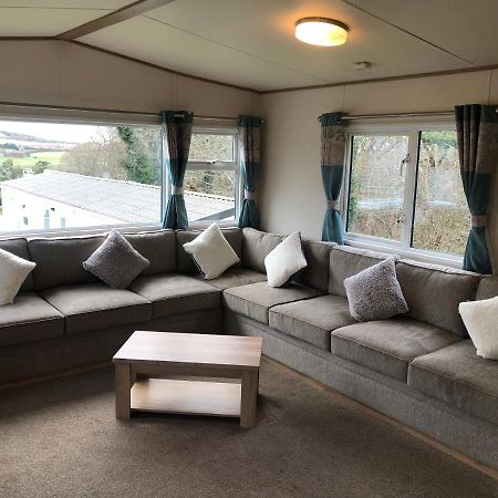 Classy Caravan With Ample Space Бембридж Экстерьер фото