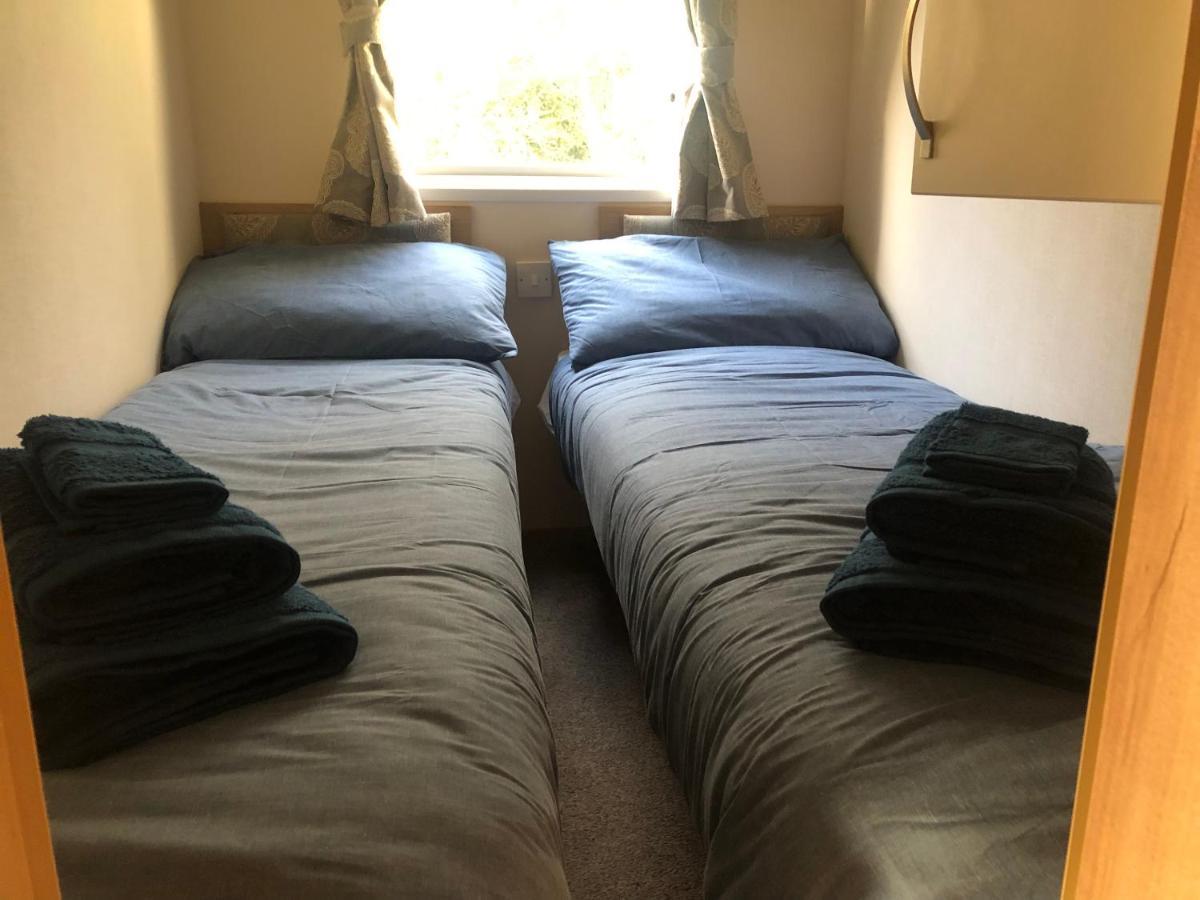 Classy Caravan With Ample Space Бембридж Экстерьер фото