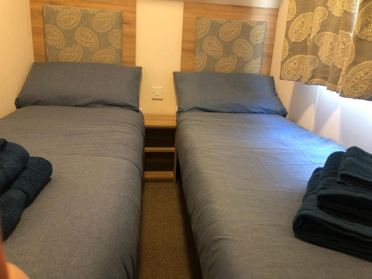 Classy Caravan With Ample Space Бембридж Экстерьер фото