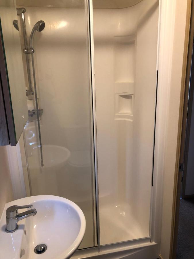 Classy Caravan With Ample Space Бембридж Экстерьер фото
