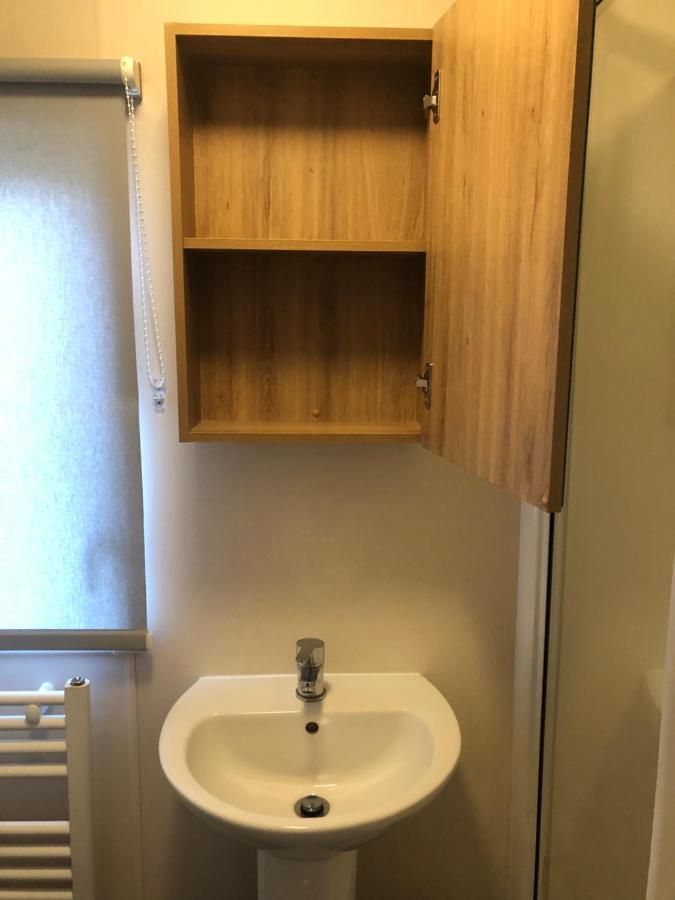 Classy Caravan With Ample Space Бембридж Экстерьер фото