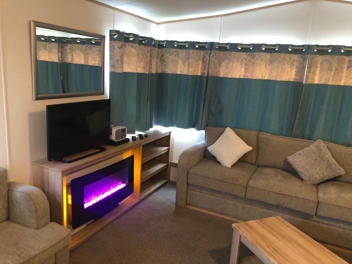 Classy Caravan With Ample Space Бембридж Экстерьер фото