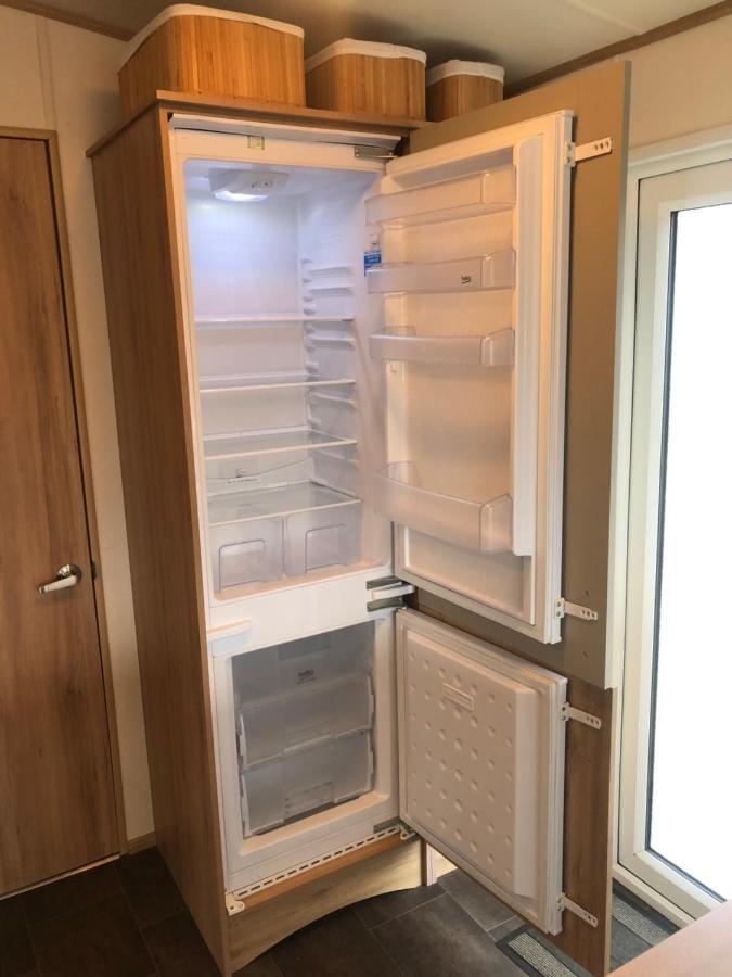 Classy Caravan With Ample Space Бембридж Экстерьер фото