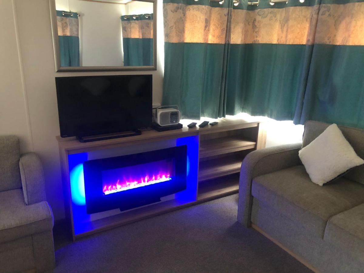 Classy Caravan With Ample Space Бембридж Экстерьер фото