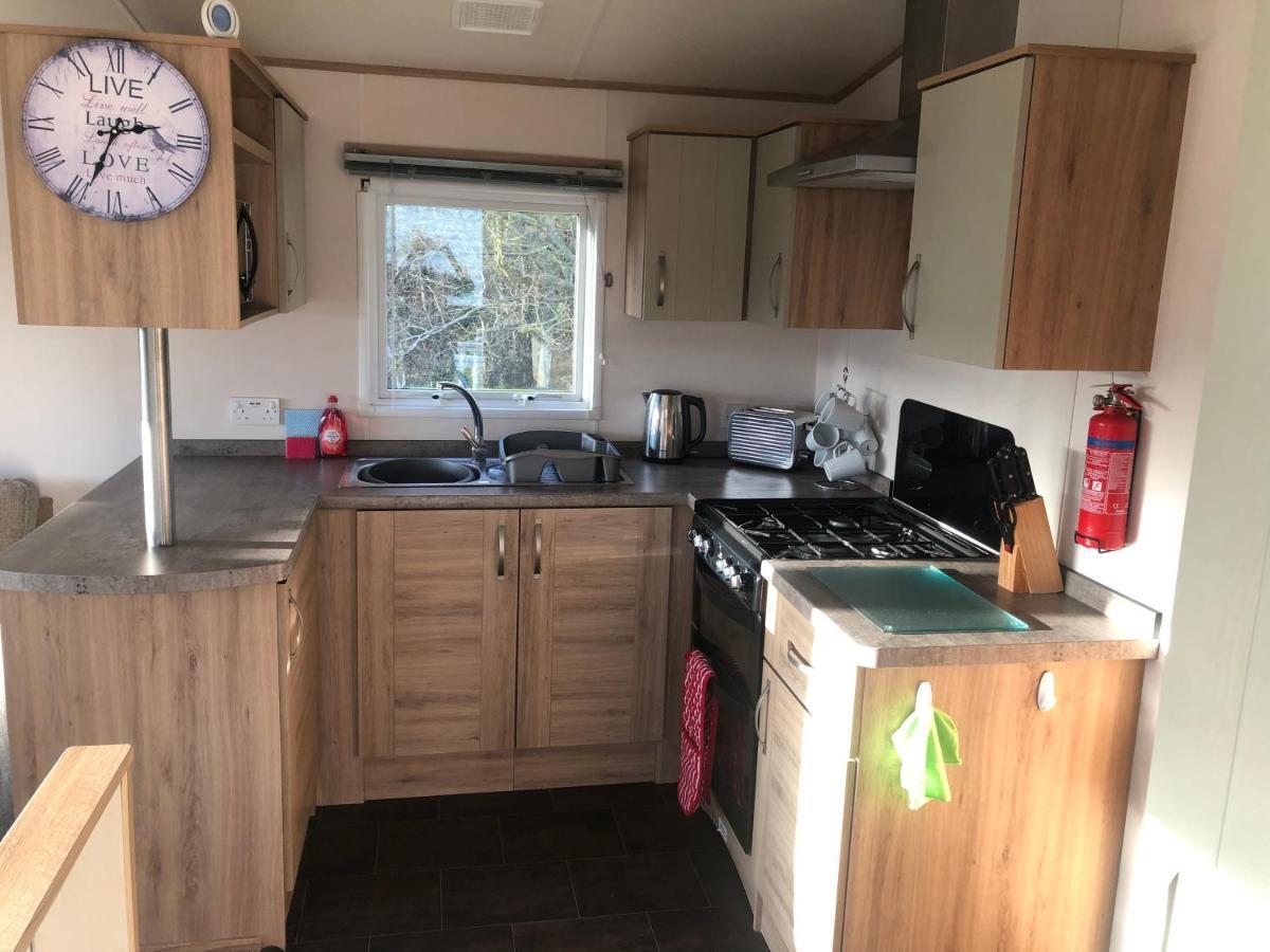 Classy Caravan With Ample Space Бембридж Экстерьер фото