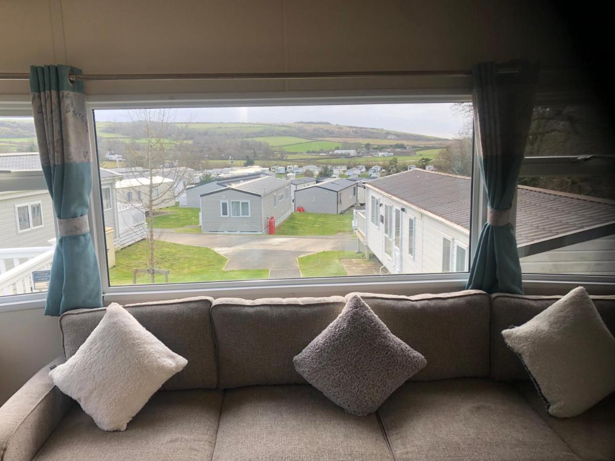 Classy Caravan With Ample Space Бембридж Экстерьер фото